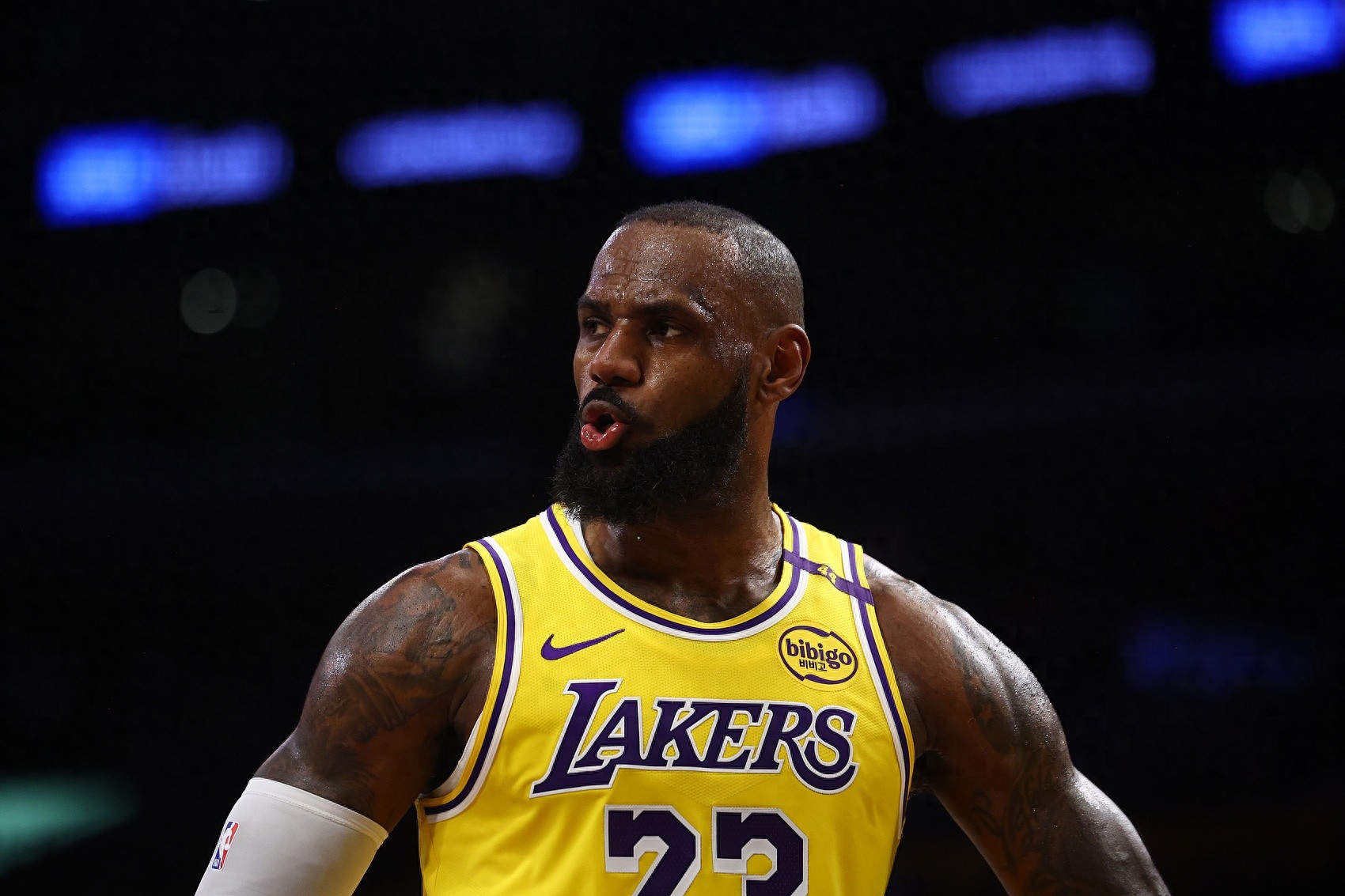 九游-詹姆斯官方宣布比赛局势复杂新规，勇士引发争议！